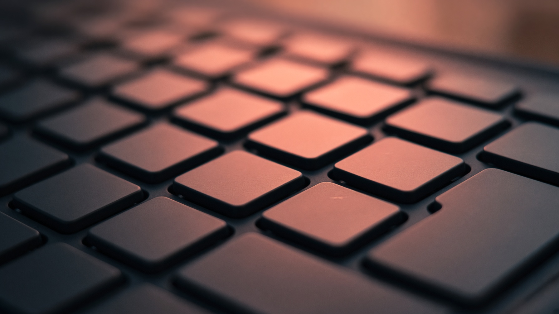 Gros plan d’un clavier d’ordinateur, lumière douce, ambiance de bureau à domicile.