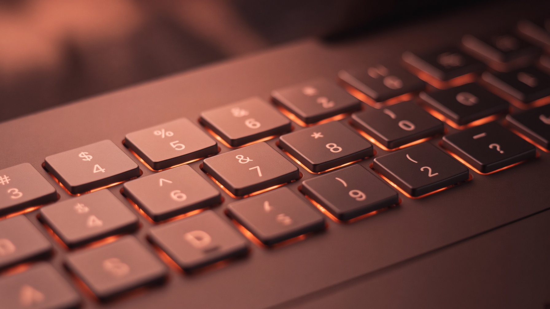 Clavier rétroéclairé, lumière corail, gros plan des touches.